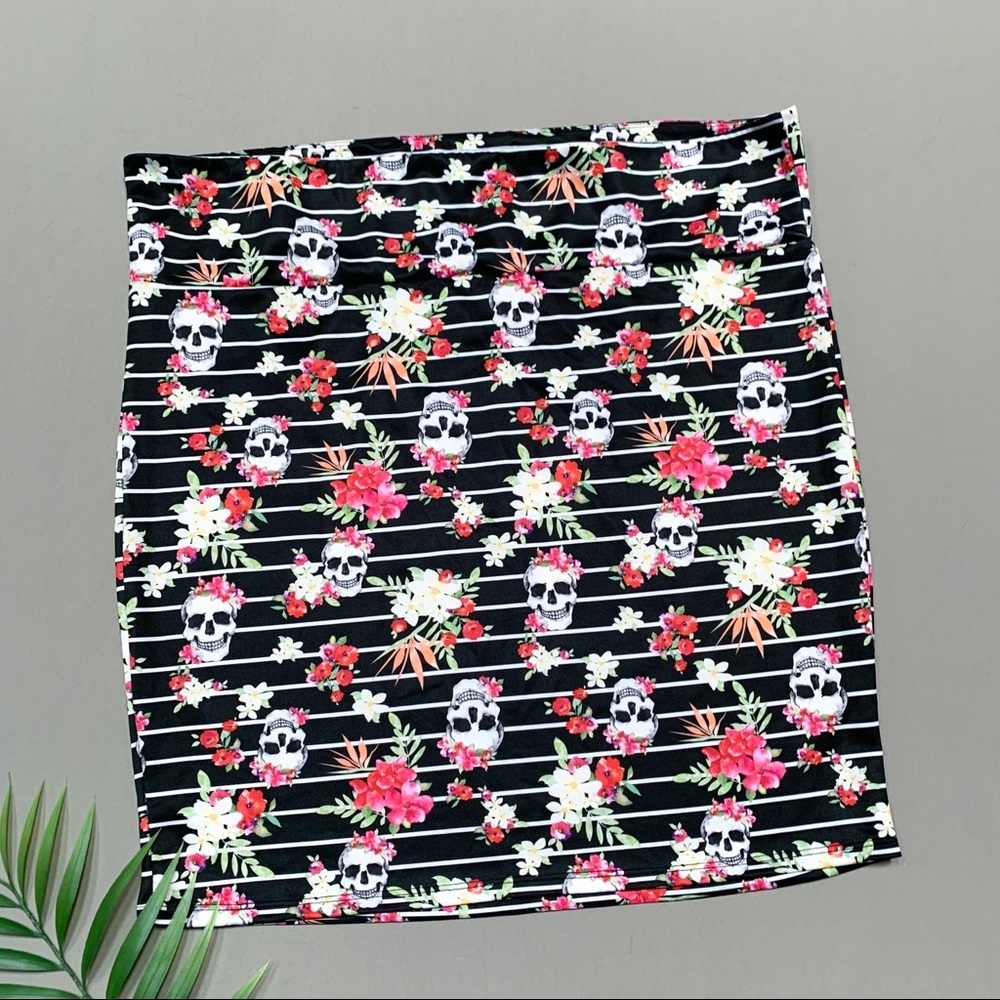 Torrid Tropical Skulls Stretchy Skirt, 4x. - Picture 3 of 9
